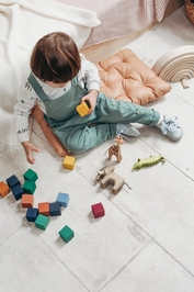 Enfant En Haut à Manches Longues Blanc Et Pantalon Salopette Jouant Avec Des Blocs Lego